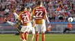 Galatasaray kapituluje. Zlatan Ibrahimovic vystřihl polonůžky a po čtyřech minutách vstřelil svůj první gól za Manchester United.