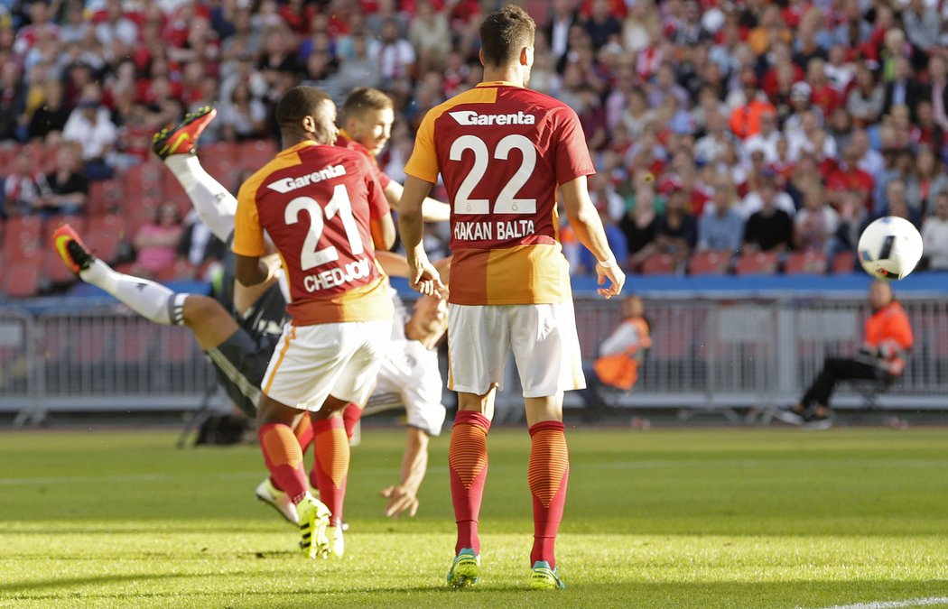 Galatasaray kapituluje. Zlatan Ibrahimovic vystřihl polonůžky a po čtyřech minutách vstřelil svůj první gól za Manchester United.