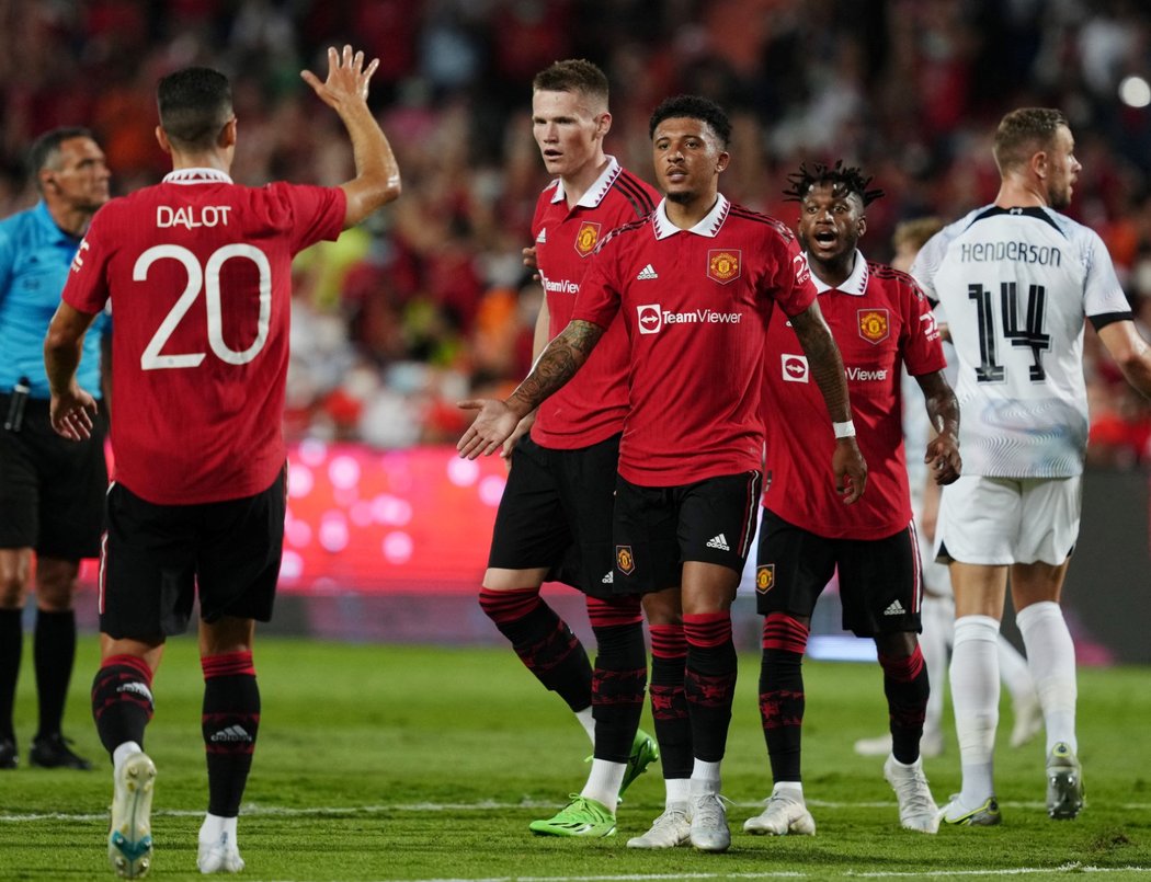 Fotbalisté Manchesteru United se radují z gólu do sítě Liverpoolu