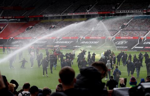 Protesty v Manchesteru, fanoušci vtrhli na Old Trafford