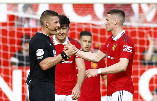 Scott McTominay v diskuzi s rozhodčím Scott McTominay v diskuzi s rozhodčím