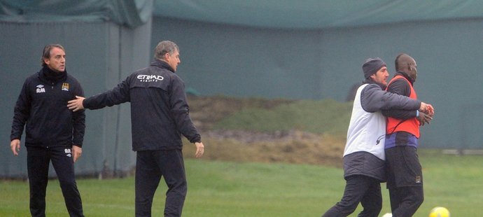 Trénink Manchesteru City, kde se poprali Mario Balotelli s Robertem Mancinim