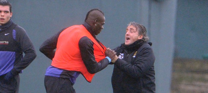 Mario Balotelli má další problém, na tréninku se popral s trenérem Robertem Mancinim