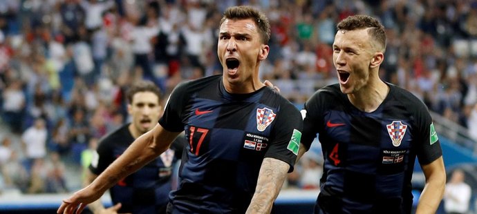 Chorvatský útočník Mario Mandžukič slaví branku proti Dánsku