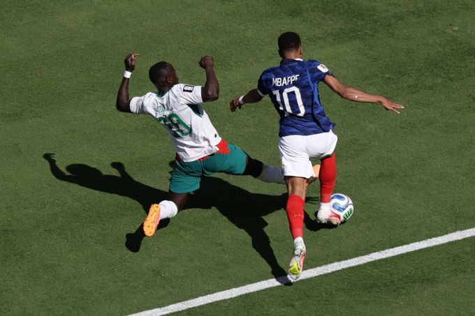 Na Mbappého se nepískla penalta, podle sudího inicioval kontakt. Bizarní, reaguje ikona Na Mbappého se nepískla penalta, podle sudího inicioval kontakt. Bizarní, reaguje ikona