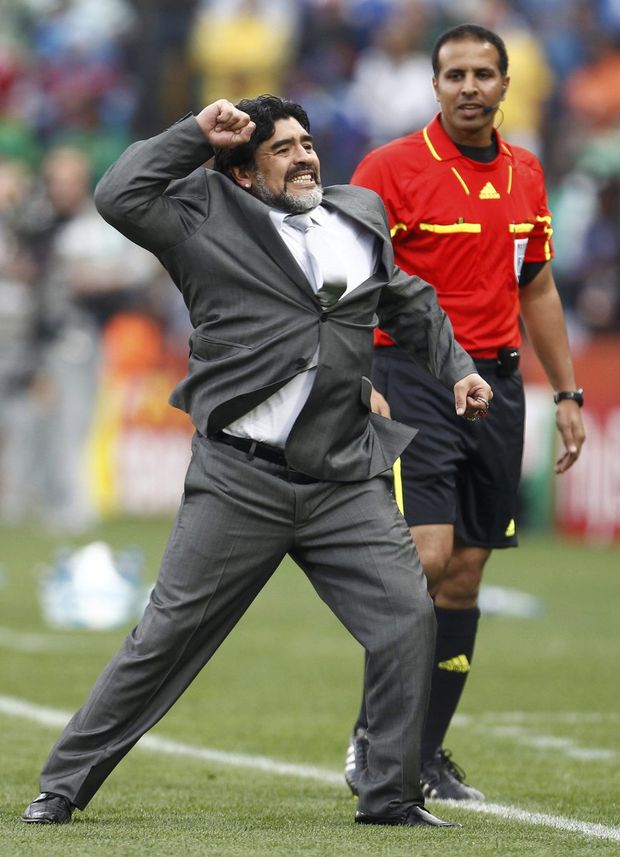 Maradona slaví první branku svého týmu. Maradona slaví první branku svého týmu.
