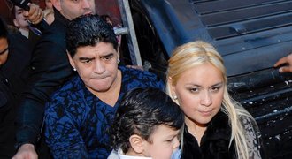 Maradona nafackoval novináři. Významně zamrkal na jeho ženu
