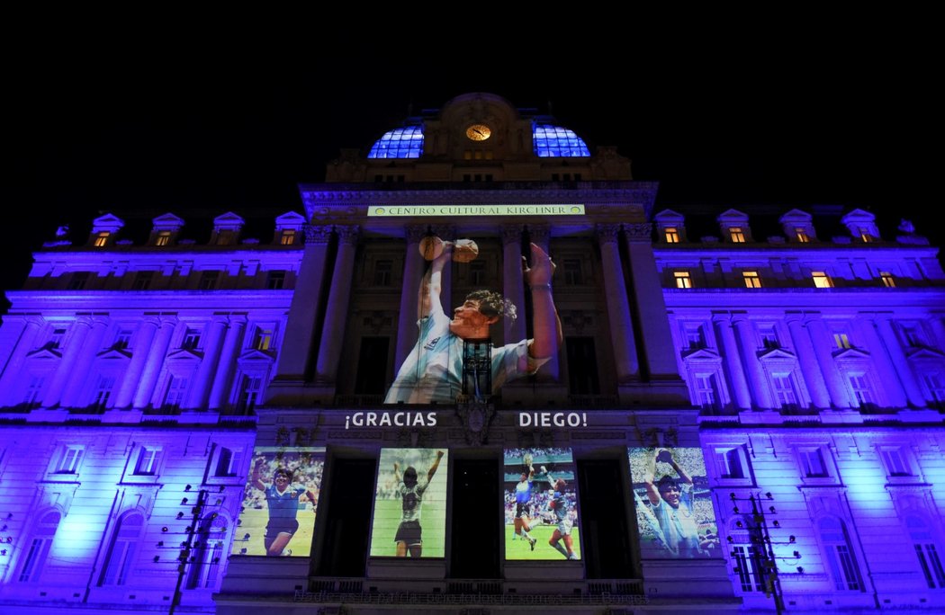 Fanoušci dávají sbohem legendárnímu Diegu Maradonovi, který ve věku 60 let zemřel po srdečním selhání