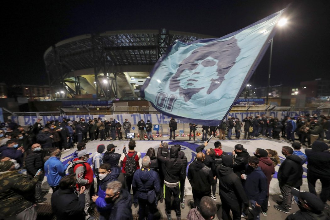 Fanoušci dávají sbohem legendárnímu Diegu Maradonovi, který ve věku 60 let zemřel po srdečním selhání