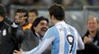 Maradona děkuje střelci Higuaínovi.