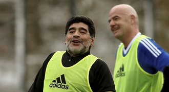 Hvězda vedle hvězdy. Maradona si zahrál fotbal s šéfem FIFA Infantinem