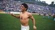 Argentinská hvězda Diego Maradona v nejlepších letech kariéry jako kapitán Neapole