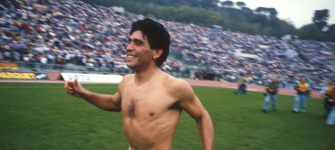Argentinská hvězda Diego Maradona v nejlepších letech kariéry jako kapitán Neapole