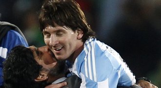 Maradona slaví první výhru! Messimu dal pusu