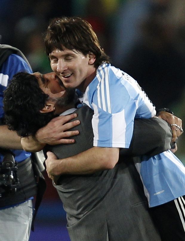 Maradona objímá svůj klenot Lyonela Messiho. Maradona objímá svůj klenot Lyonela Messiho.