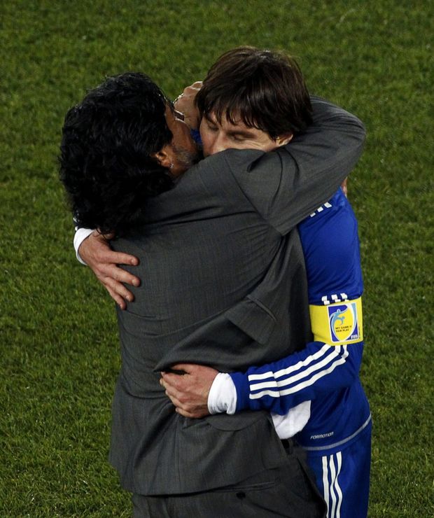 Maradona se rauje spolu s Messim. Maradona se rauje spolu s Messim.