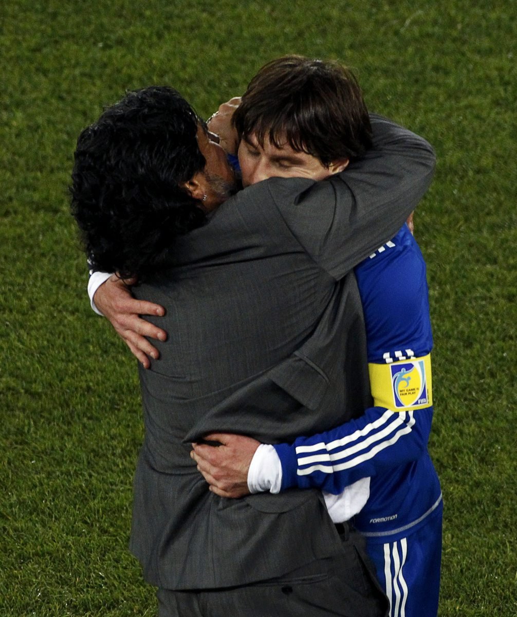 Maradona se rauje spolu s Messim.
