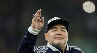 Maradona se zotavuje po operaci! Krvácel do mozku, teď ho čeká pozorování