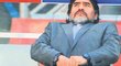 Diego Maradona zaujal na lavičce zvláštní pózu