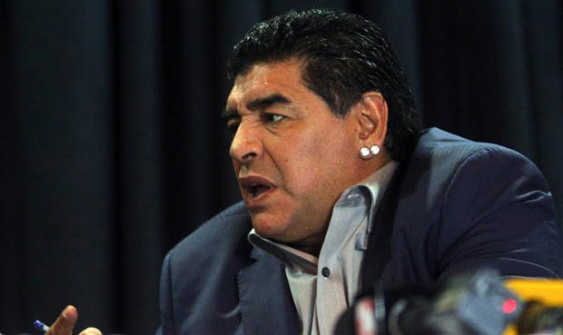 Diego Maradona přes den jedná, v noci paří