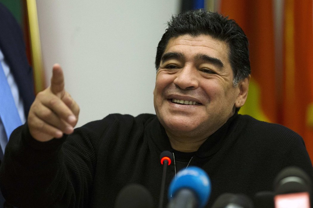 Argentinec Diego Maradona se vrací zpátky na hřiště jako hráč