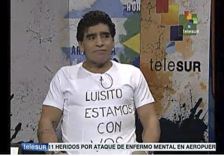 Maradona stojí za Suárezem, na triko si napsal: "Luisi, jsme s tebou."
