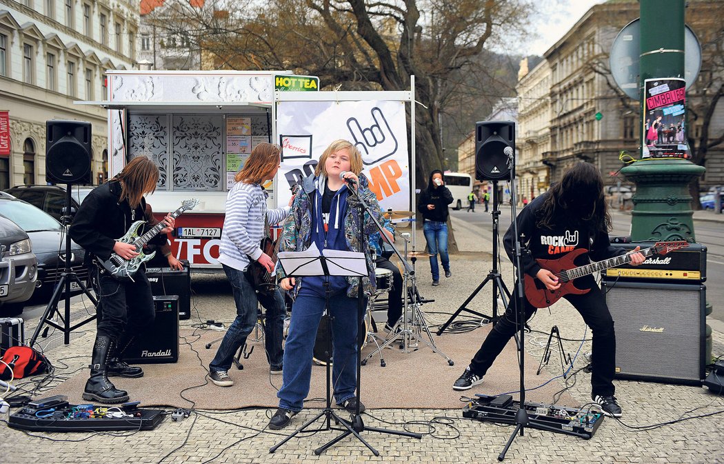 Jak hraje Arturova skupina Cherries hit Highway to Hell, se můžete podívat na blesk.cz/video