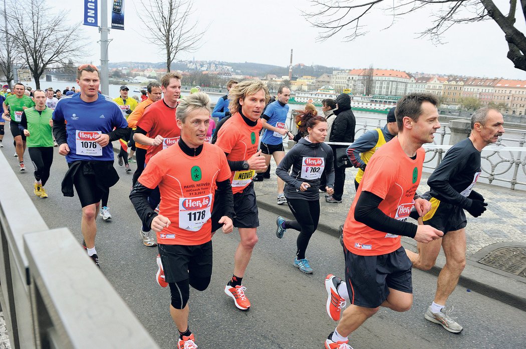 Za Pavlem Nedvědem jsem běžel 19 kilometrů. Jeho poskakující »hřívu« jsem sledoval stejně jako řada fotbalistů, kterým unikal na hřišti.