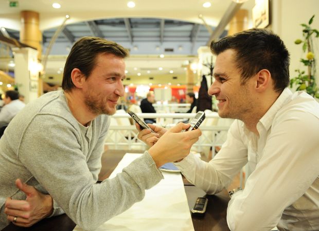 Oba aktéři v přátelském rozhovoru Oba aktéři v přátelském rozhovoru