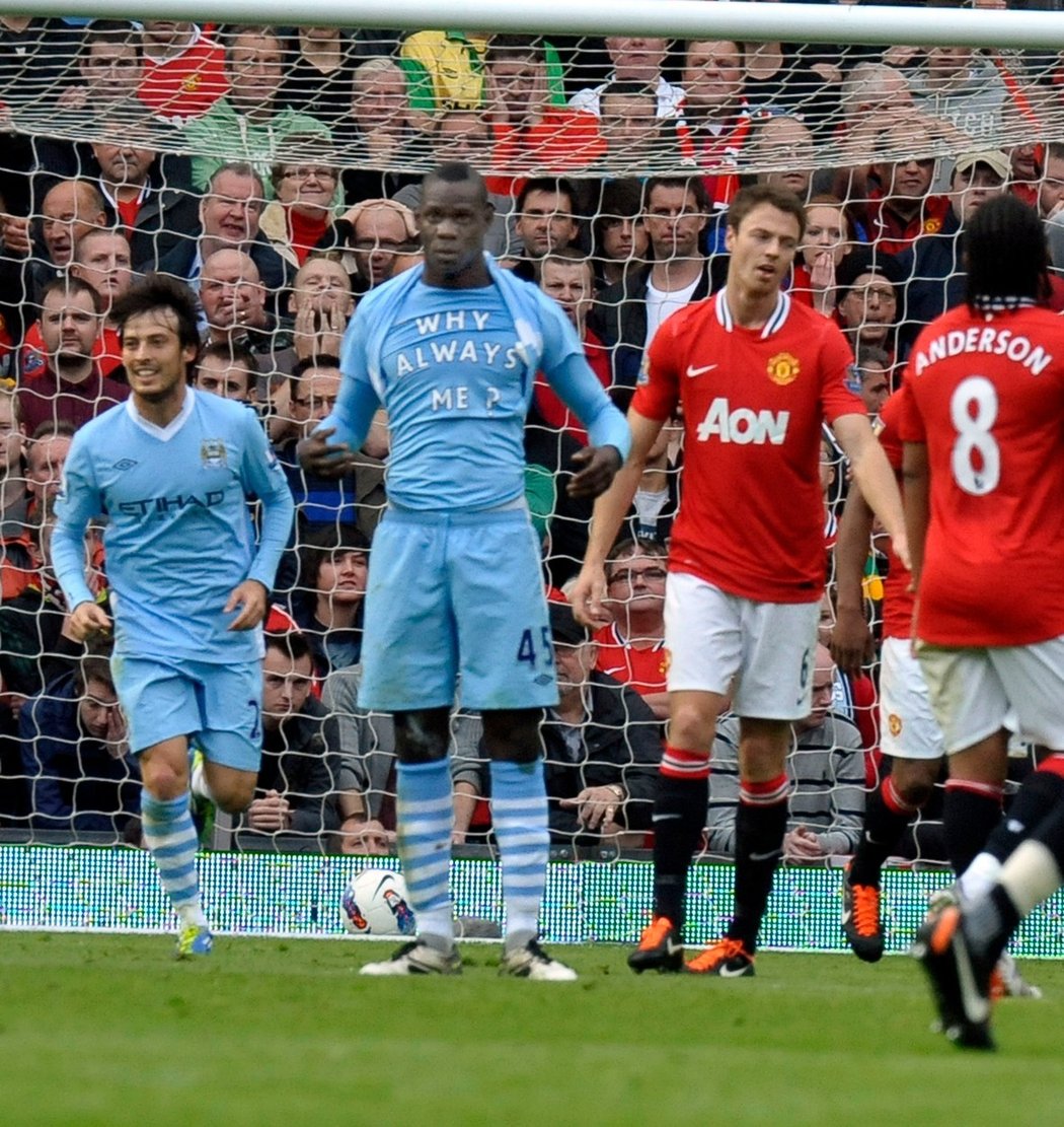 Mario Balotelli oslavuje gól do sítě Manchesteru United. S vyhrnutým dresem, pod nímž má tričko s nápisem Why always me? (Proč vždycky já?)