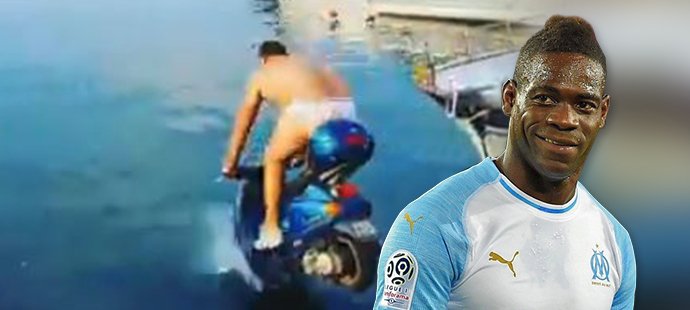 Italský fotbalista Mario Balotelli se dostal do problémů s policií kvůli nelegálnímu sázení, ne však na sport. Osmadvacetiletý útočník nabídl majiteli baru v Neapoli, že mu dá 2000 eur (zhruba 51 tisíc korun) za to, když vjede s mopedem do moře.