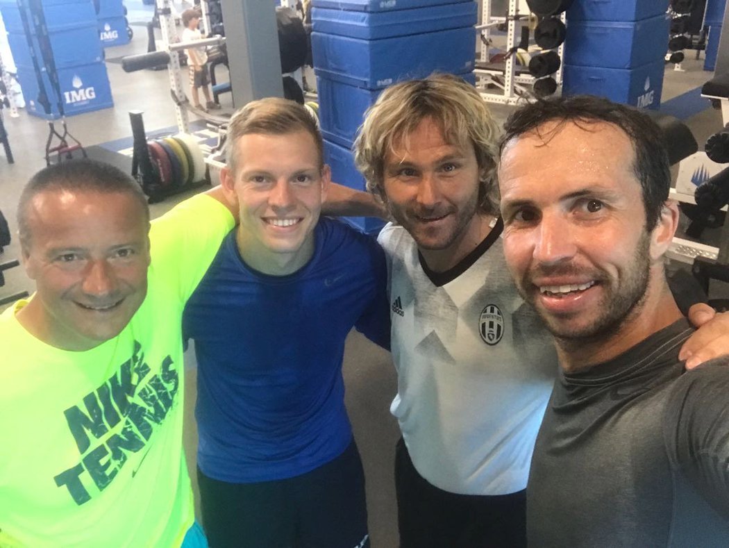 Matěj Vydra, Pavel Nedvěd a Radek Štěpánek s Markem Všetíčkem