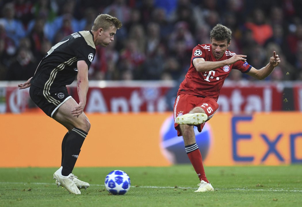 Matthijs de Ligt (vlevo) se snaží zblokovat střelu hvězdy Bayernu Mnichov Thomase Müllera.