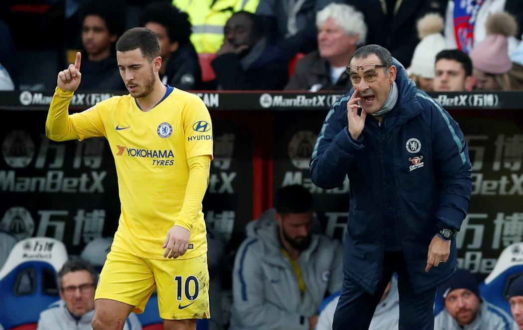 Trenér Chelsea Maurizio Sarri dává pokyny záložníkovi Edenu Hazardovi