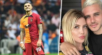 Šílený krok lásky slavného fotbalisty: O jejich vztahu nechává hlasovat fanoušky! Šílený krok lásky slavného fotbalisty: O jejich vztahu nechává hlasovat fanoušky!