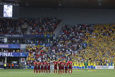 Při minutě ticha pro Josefa Masopusta švédští fanoušci zesnulému českému fotbalistovi zatleskali.