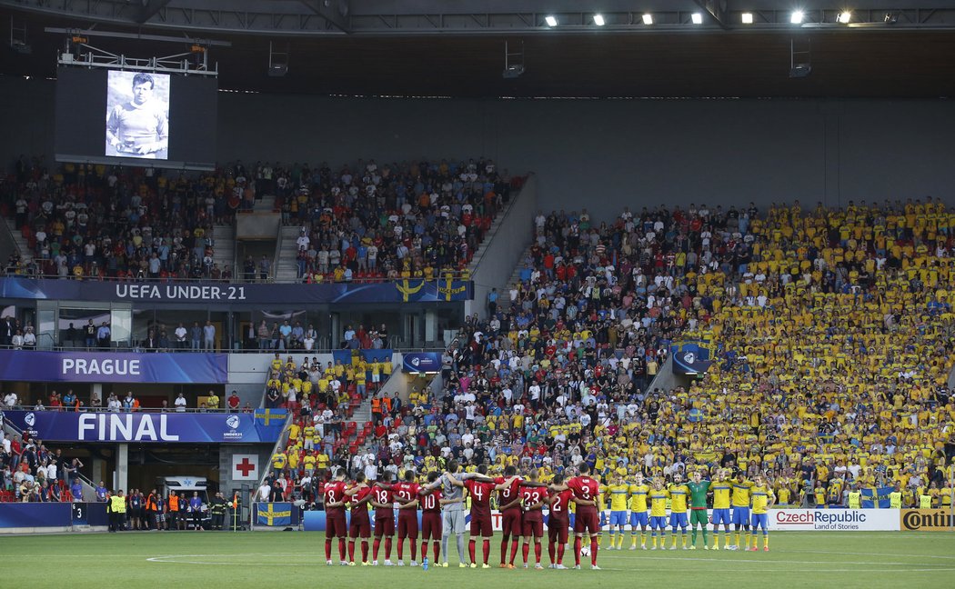 Při minutě ticha pro Josefa Masopusta švédští fanoušci zesnulému českému fotbalistovi zatleskali.