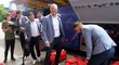 Čeští fotbalisté po příjezdu na hotel