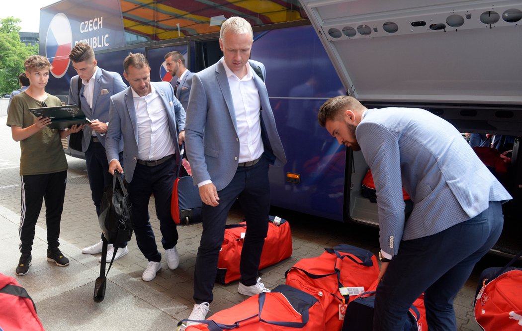 Čeští fotbalisté po příjezdu na hotel