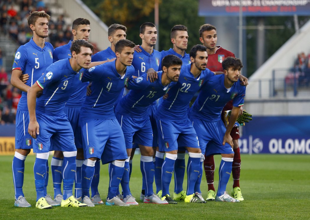 Italští fotbalisté pózují před utkáním s Anglií