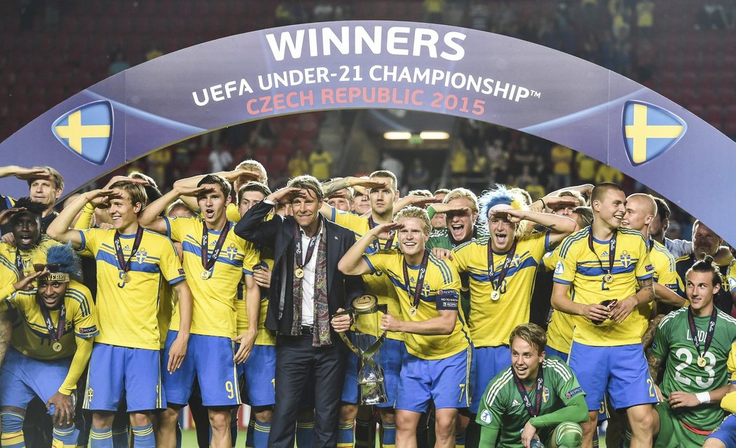 Švédští fotbalisté slavili po vzoru francouzského obránce.