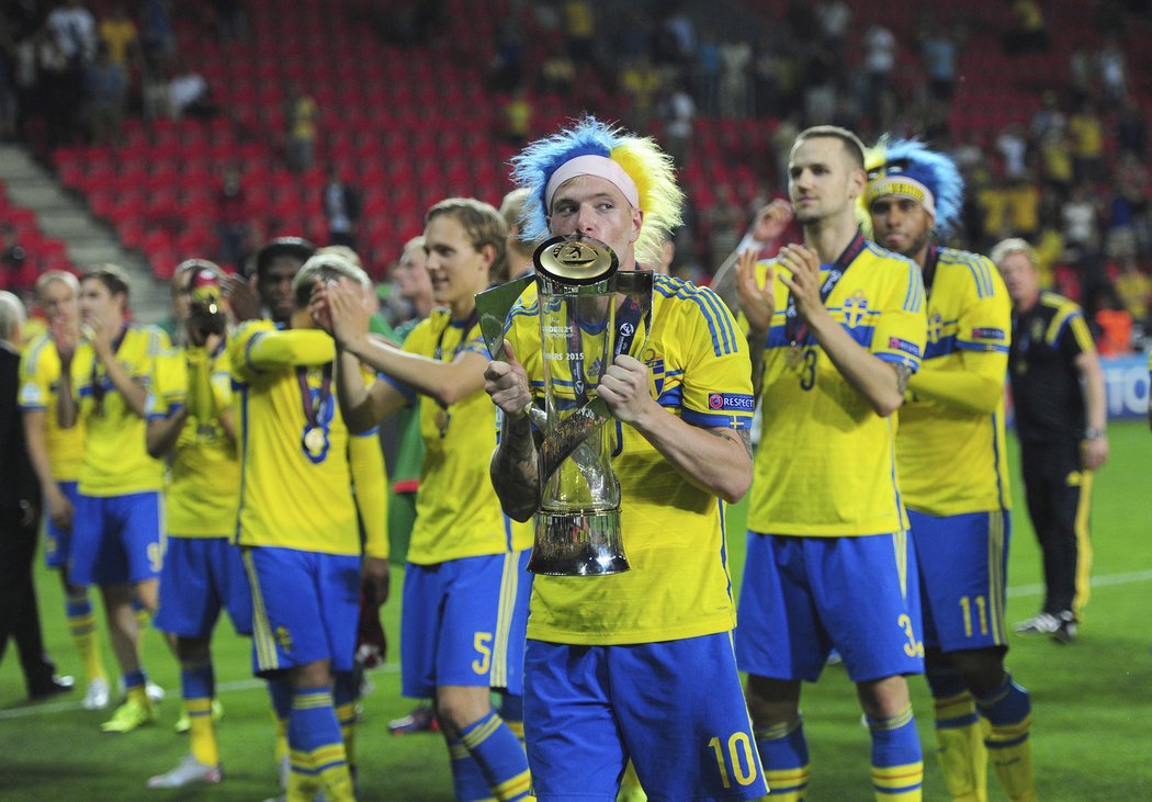 Útočník John Guidetti s vítěznou trofejí.