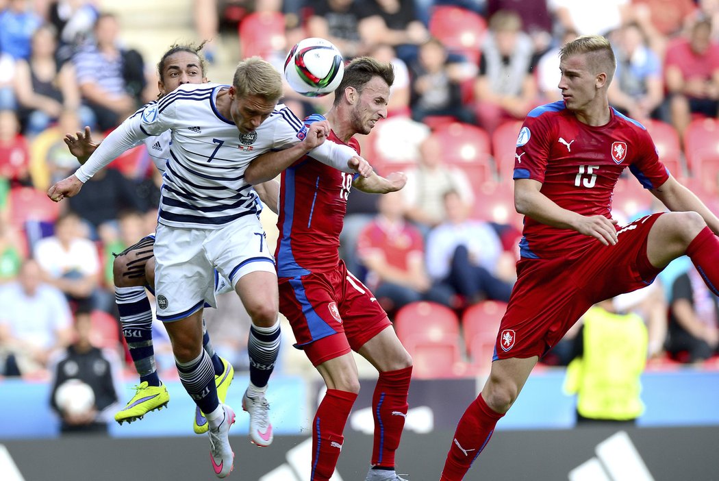 (Zleva) Dánský Viktor Fischer proti Matějovi Hybšovi a Janu Baránkovi.