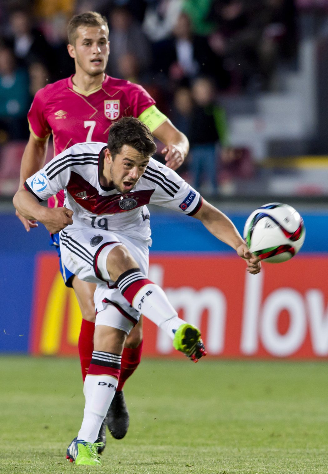 Německý útočník Amin Younes (vpředu) a záložník Srbska Goran Čaušić.