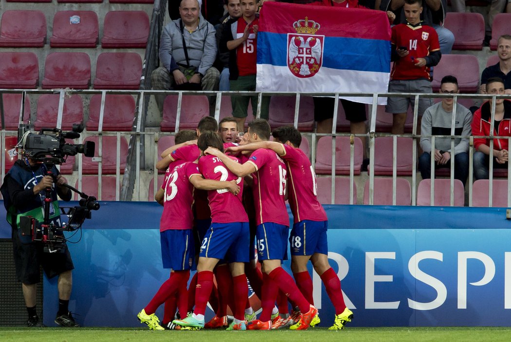 Fotbalisté Srbska se radují z gólu.