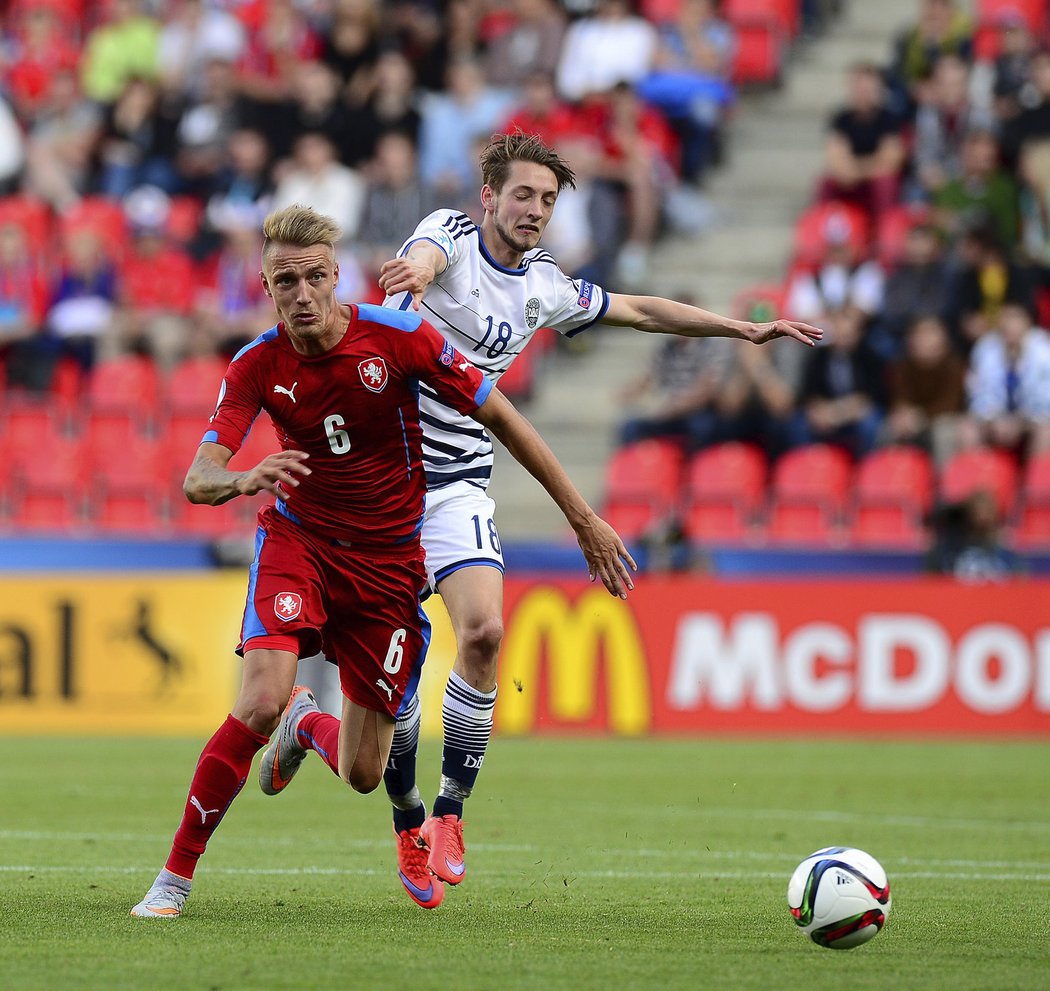 Záložník Ondřej Petrák v dresu reprezentace do 21 let