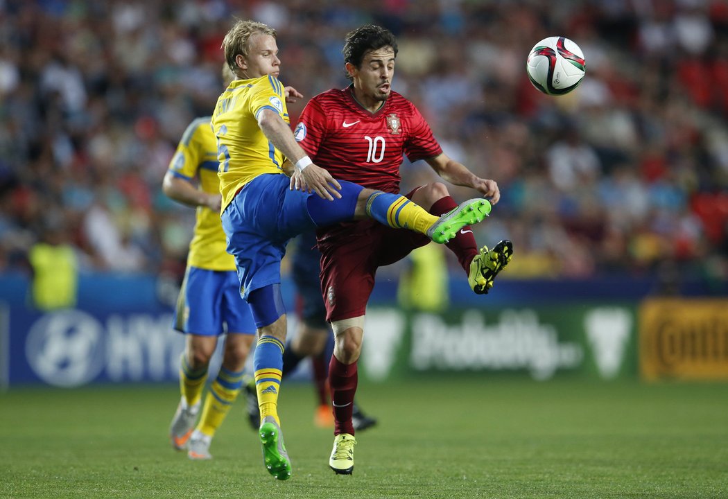 Lewicki (vlevo) v souboji s Bernardem (vpravo).