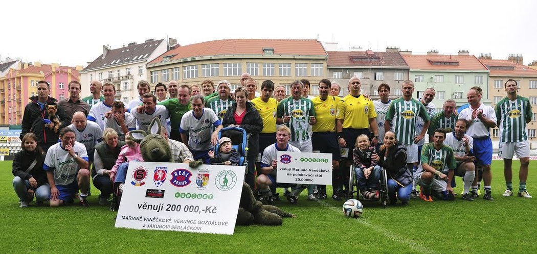 Společné foto před utkání i vážně nemocnými dětmi, kterým poputuje finanční výtěžek z utkání.