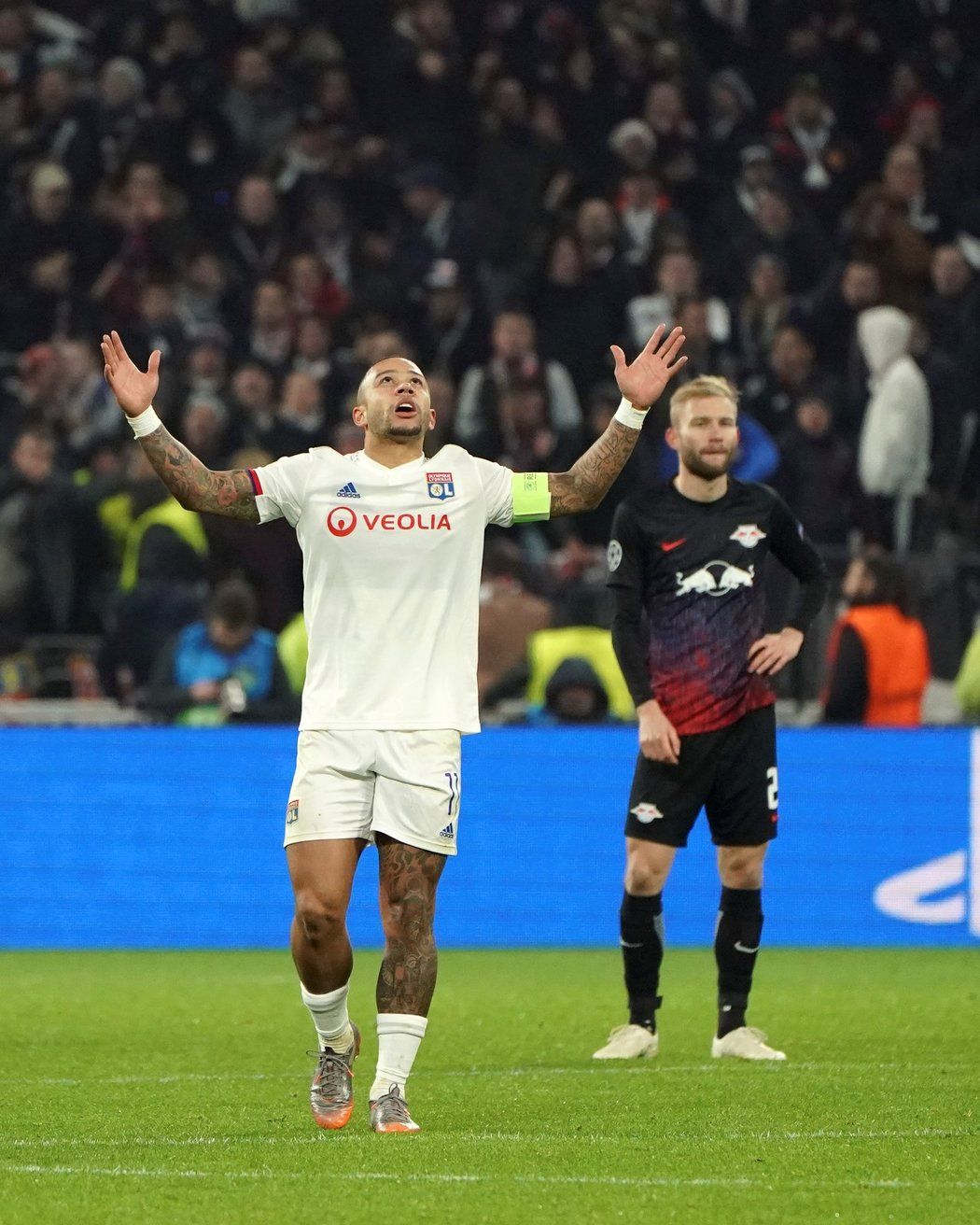 Memphis Depay po závěrečném hvizdu zápasu Olympique Lyon s Lipskem