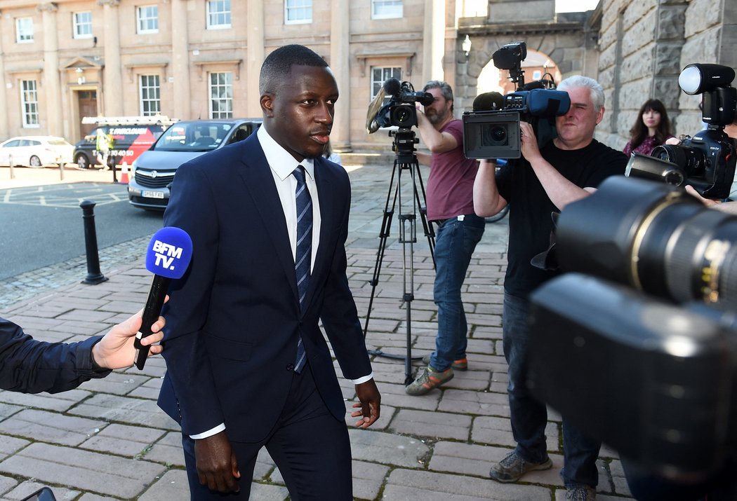 Fotbalista Manchesteru City Benjamin Mendy čelí několikanásobnému obvinění ze znásilnění